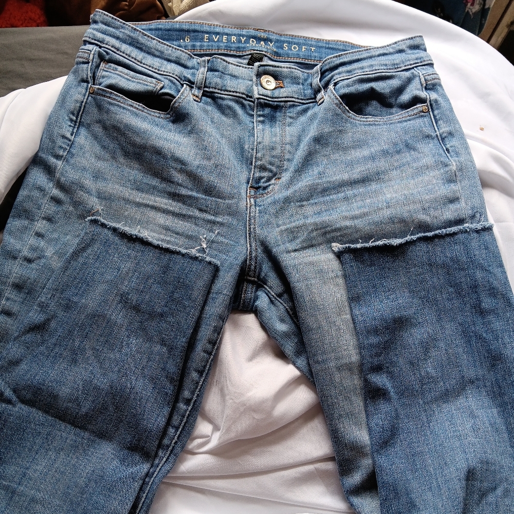 White House Black Market Mid Rise Everyday Soft Girlfriend Jeans Size 6